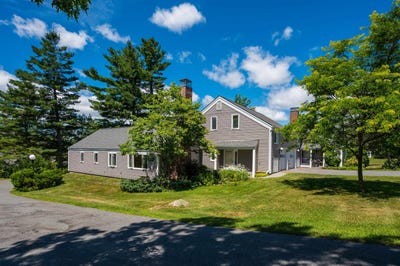 /international/us/142-hilltop-place-new-london-nh-110101117515/