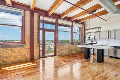/international/us/215-w-maple-st-milwaukee-wi-110108471087/