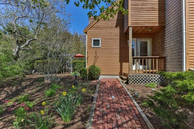 /international/us/27-blueberry-avenue-provincetown-ma-110108025386/