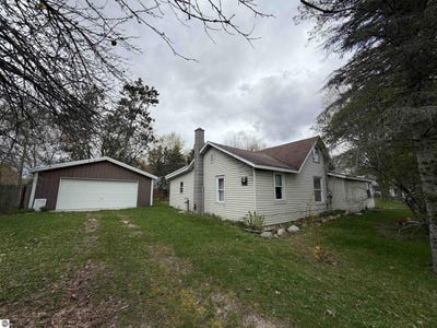 /international/us/110-w-carl-street-buckley-mi-110107747572/