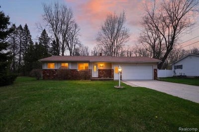 /international/us/5300-arnold-drive-burton-mi-110107489733/