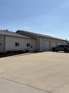 /international/us/1110-hawkeye-drive-hiawatha-ia-110108468447/