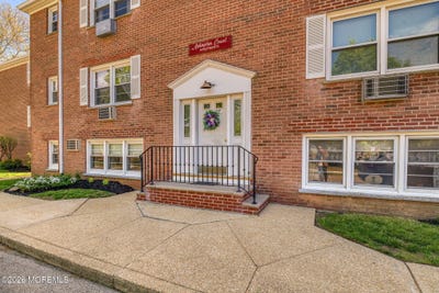 /international/us/24-pilgrim-pathway-court-ocean-grove-nj-110107927136/