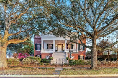/international/us/305-s-broadway-street-natchez-ms-110120803769/