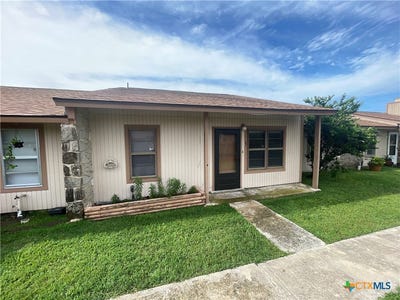 /international/us/1051-country-club-drive-seguin-tx-110108222799/