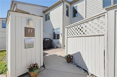/international/us/77-windward-lane-bristol-ri-110107827556/