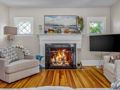 /international/us/1102-buttonwoods-avenue-warwick-ri-110107610575/