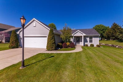 /international/us/1280-wrenfield-way-oconomowoc-wi-110108010995/