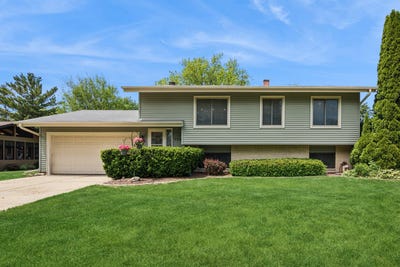 /international/us/930-camelot-drive-crystal-lake-il-110109025156/