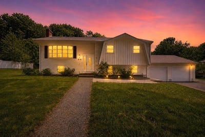 /international/us/218-blackstone-st-bellingham-ma-110108537844/