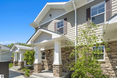 /international/us/1548-simsbury-street-9-traverse-city-mi-110108588946/