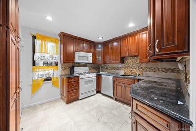 /international/us/16737-109th-road-jamaica-ny-110105315529/