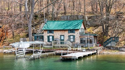/international/us/11519-e-lake-road-wayne-ny-110099235540/