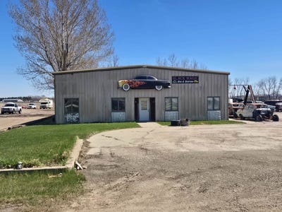 /international/us/8313-highway-2-devils-lake-nd-110107999413/