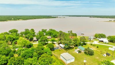 /international/us/179-oak-street-nocona-tx-110099407055/