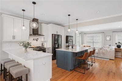 /international/us/105-hunting-hill-drive-cumberland-ri-110108888859/