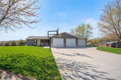 /international/us/101-meadow-lane-new-london-mn-110107039431/