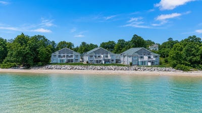 /international/us/2614-lake-street-algoma-wi-110107544919/