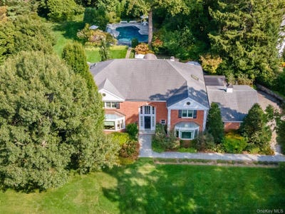 /international/us/90-elderfields-road-manhasset-ny-110107436063/