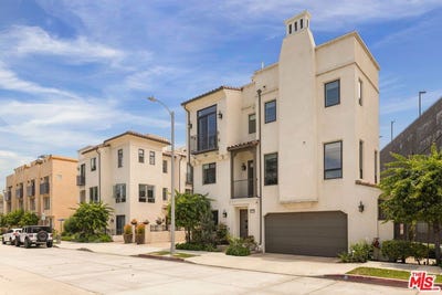 /international/us/10742-bloomfield-st-toluca-lake-ca-110108753279/