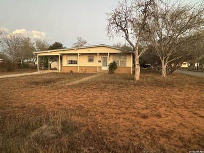 /international/us/504-n-cedar-pearsall-tx-110104438659/