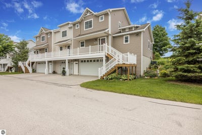 /international/us/4850-black-bear-drive-traverse-city-mi-110100163495/