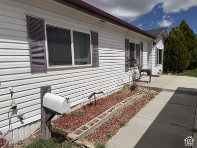 /international/us/100-n-200-w-henrieville-ut-110108742227/