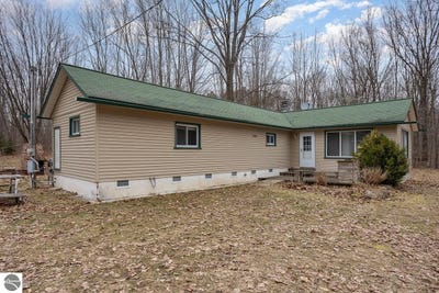 /international/us/4198-w-adams-road-lake-mi-110098401322/