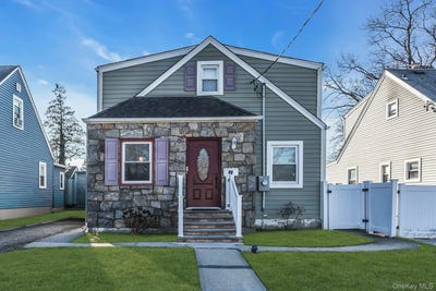 /international/us/31-cedar-street-roosevelt-ny-110104535892/