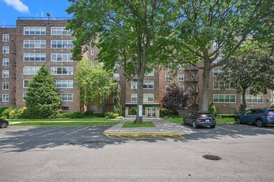 /international/us/211-40-18th-ave-bayside-ny-110100772244/