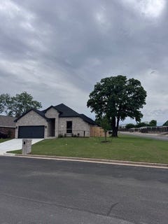 /international/us/215-sweetwater-drive-weatherford-tx-110106921546/