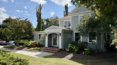 /international/us/243-south-street-hyannis-ma-110102394056/