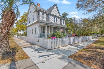 /international/us/301-e-moore-street-southport-nc-110107192518/