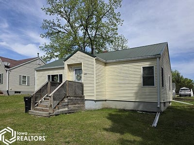 /international/us/1208-castle-street-ottumwa-ia-110107896098/