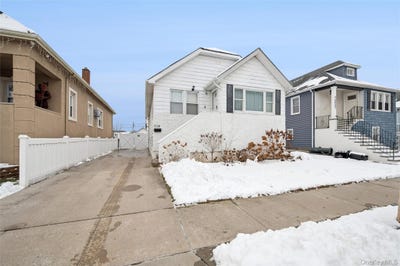 /international/us/1038-traymore-boulevard-island-park-ny-110109628908/