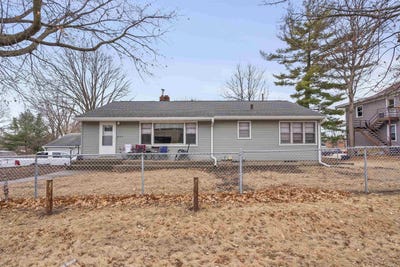 /international/us/8009-8011-university-avenue-cedar-falls-ia-110101371408/