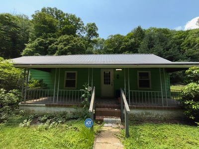 /international/us/7420-campbells-creek-road-blount-wv-110108437879/