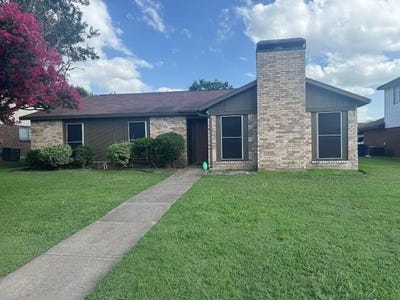 /international/us/1378-greenbriar-lane-lancaster-tx-110100380351/