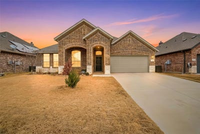 /international/us/136-colonial-drive-joshua-tx-110106306817/