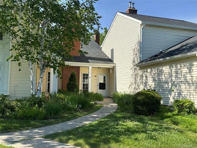 /international/us/121-villagegreen-court-warwick-ny-110108665657/