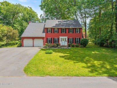 /international/us/106-berwick-road-delmar-ny-110108689248/