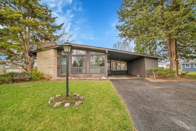 /international/us/209-sharon-lane-north-aurora-il-110107824484/