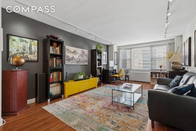 /international/us/70-25-yellowstone-boulevard-queens-ny-110107688343/