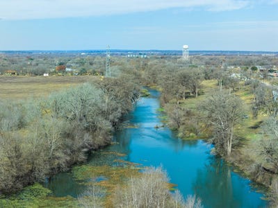 /international/us/598-northwest-river-rd-martindale-tx-110106953517/