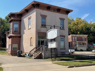 /international/us/1477-locust-street-dubuque-ia-110102387249/