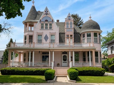 /international/us/1520-college-ave-racine-wi-110108338254/
