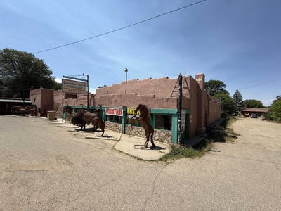 /international/us/726-paseo-del-pueblo-norte-taos-nm-110101677374/