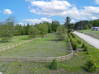 /international/us/000-bennett-road-williamsburg-mi-110105491517/