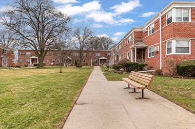 /international/us/87-18-marengo-hollis-ny-110107481478/