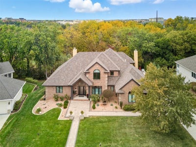 /international/us/1023-tulip-tree-lane-west-des-moines-ia-110102943993/
